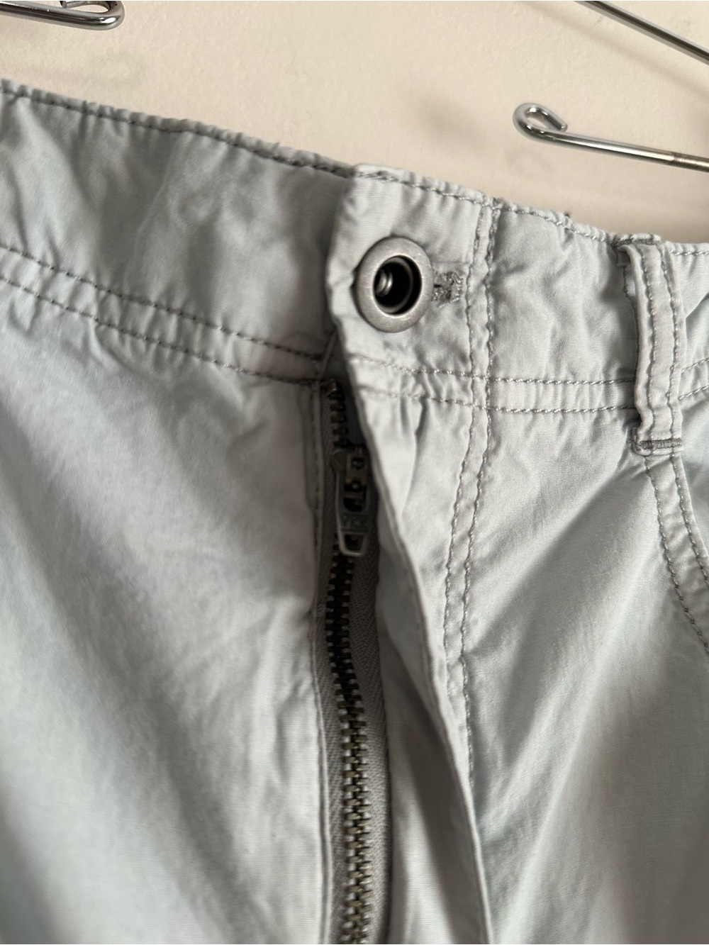 Pilcro • Parachute Curve Barrel Pants in Blue/Gray - Picture 4 of 10